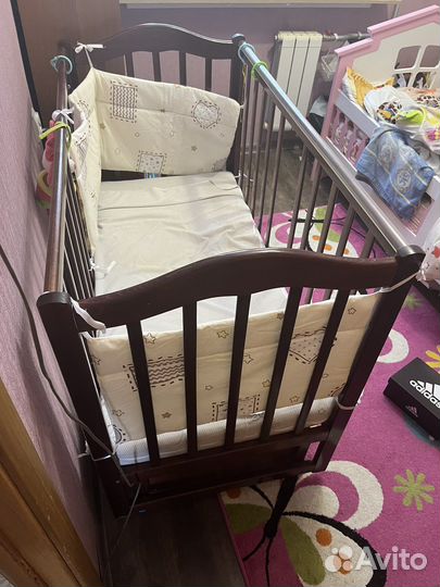 Кроватка детская с маятником из массива