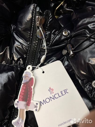 Глянцевый пуховик moncler