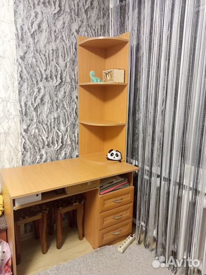 Комод, шкаф, стол с полками, кровать