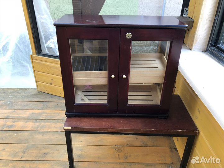 Шкафчик из красного дерева с термометром
