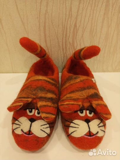 Сувенирные тапочки коты валяные
