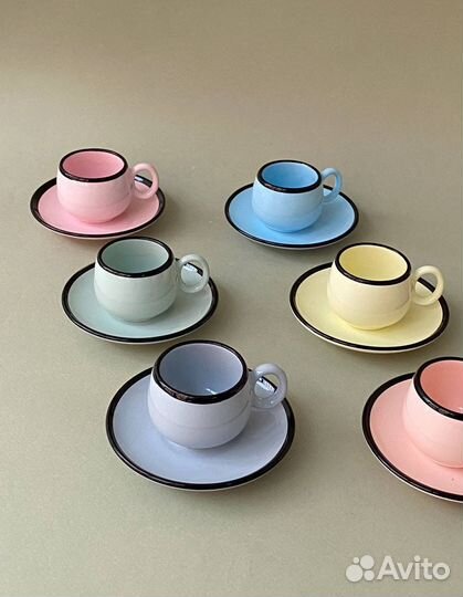 Набор цветных чашек для кофе