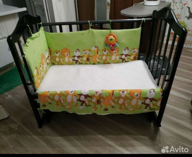 Детская кроватка с поперечным маятником