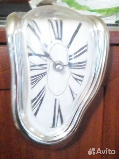 Стекающие часы Сальвадора Дали