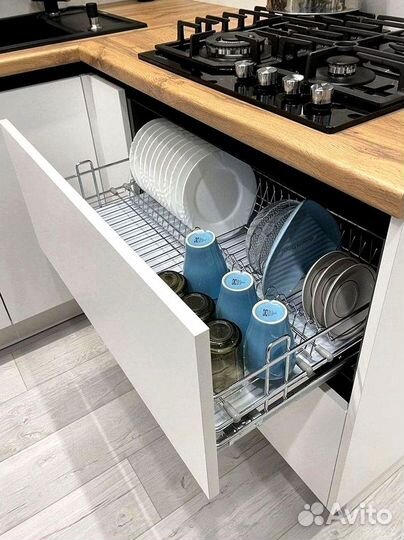 Угловой кухонный гарнитур современный