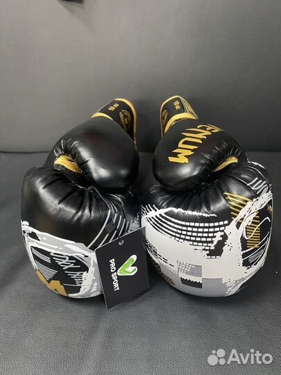 Боксерские перчатки Venum