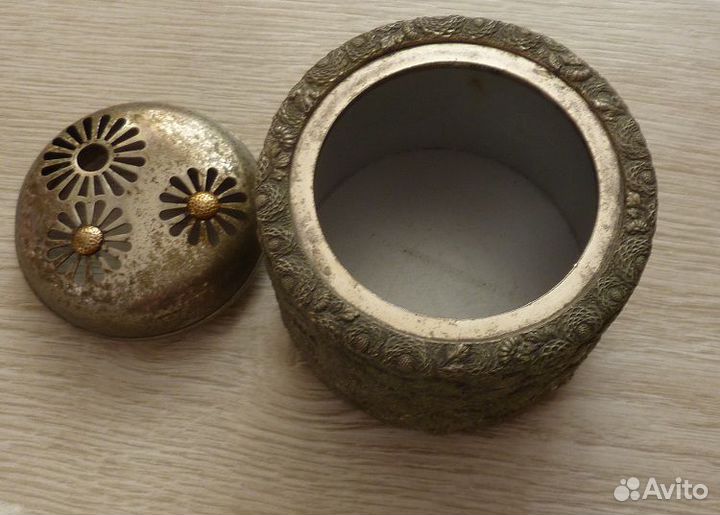 Курительница с хризантемами, Япония