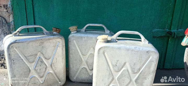 Домкрат, газовый баллон, канистры, микрометр и тд