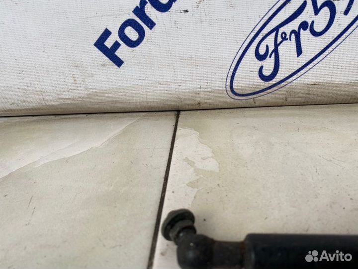 Упор капота Subaru B9 Tribeca WX8 2004-2008