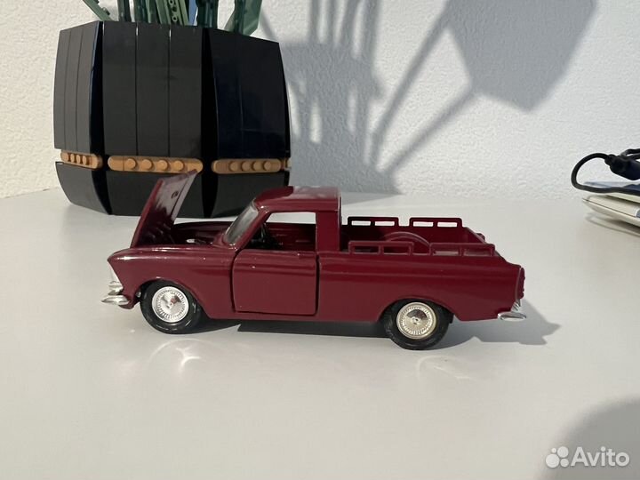 Модель автомобиля Москвич пикап (красный)