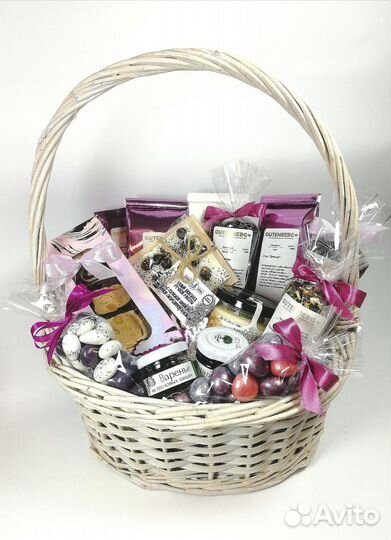 Подарок, который оценят Корзина с чаем/кофе