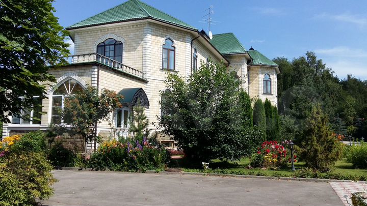 Коттедж 1500 м² на участке 52 сот.