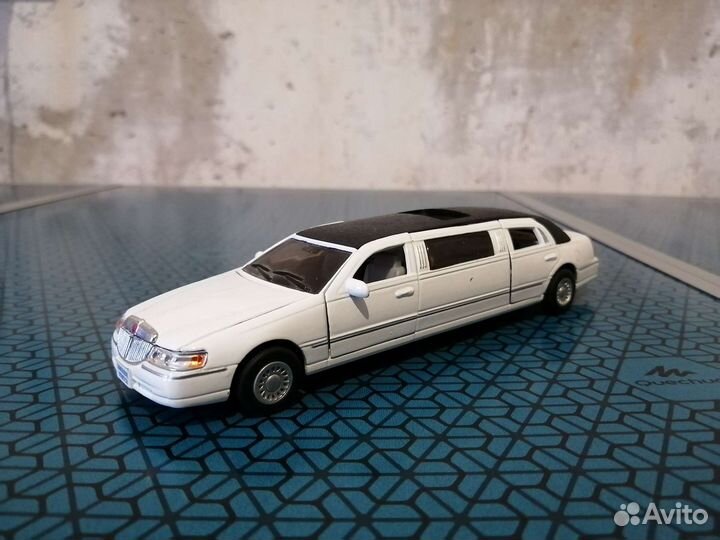 Lincoln town car модель в масштабе 1/38