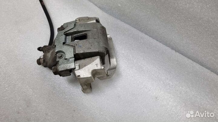 Суппорт задний правый Toyota Land Cruiser 200