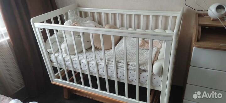 Детская кроватка с маятником