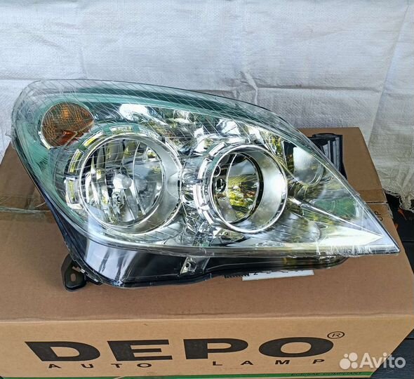 Opel Astra H фара правая