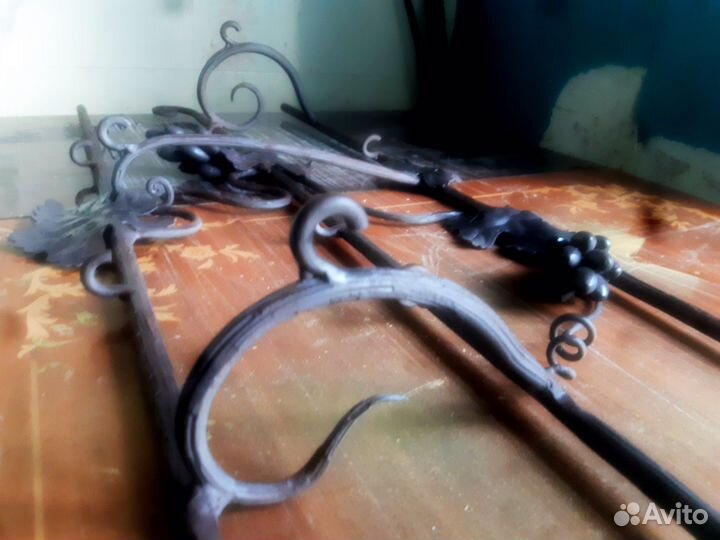 Кованная вешалка в ресторан особняк Виноград Лоза