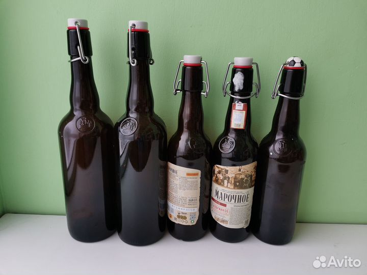 Темное стекло бутылка с бугельной пробкой