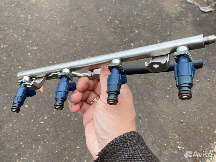 Топливная рампа всборе с форсунками 06B133317AF