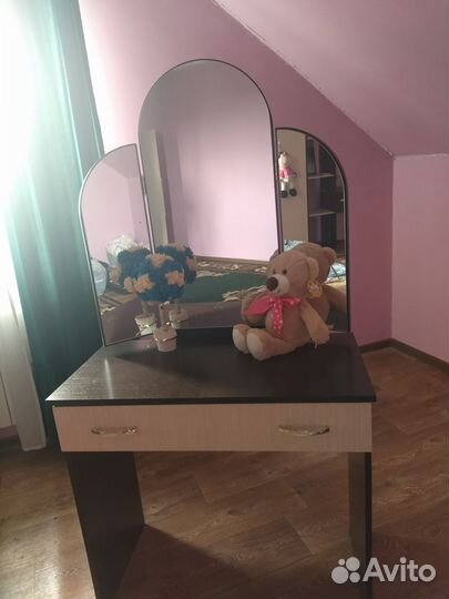 Туалетный столик с зеркалом (трюмо)