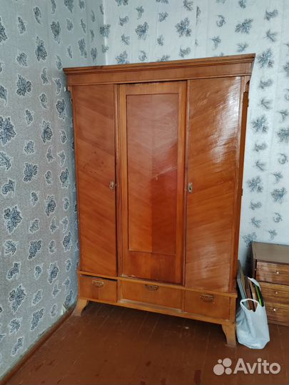 Трильяж с зеркалом, серванты, полки, стол
