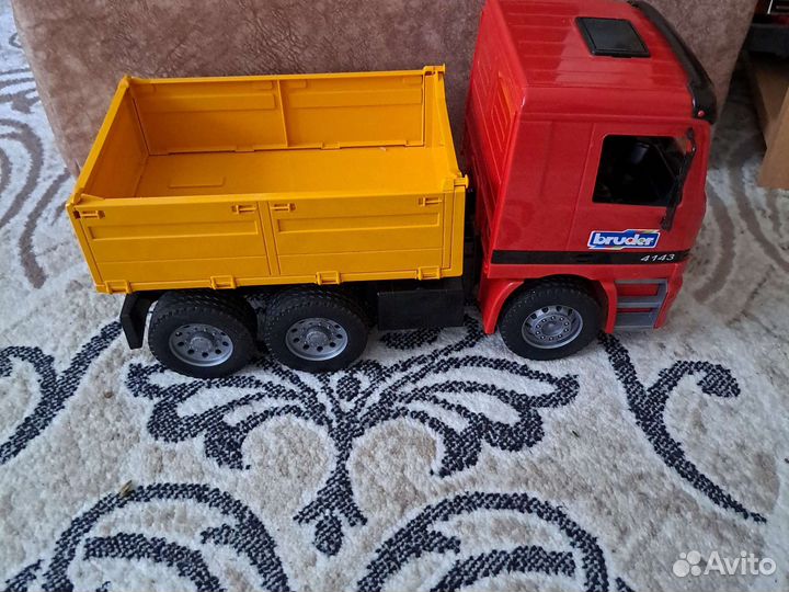 Игрушечный грузовик bruder