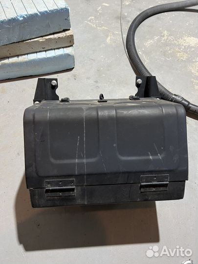 Металлический ящик на грузовой автомобиль