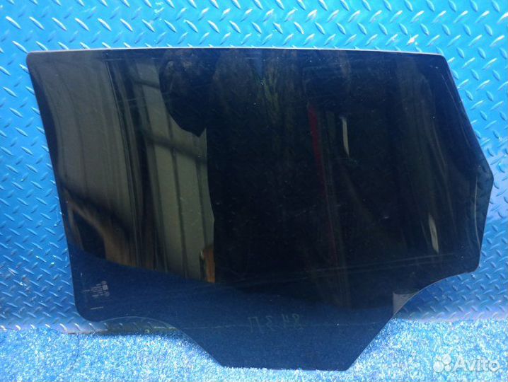 Стекло двери заднее правое Cadillac Srx 2