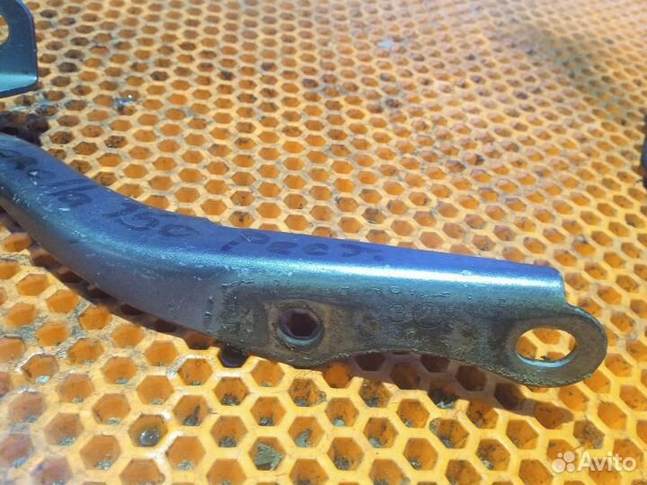 Петля капота правая Toyota Corolla 150 рестайлинг