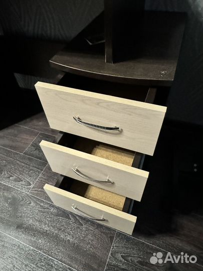 Туалетный столик с зеркалом и подсветкой