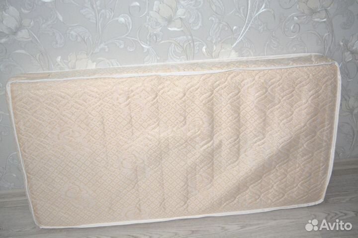 Детская кроватка с маятником и с матрасом