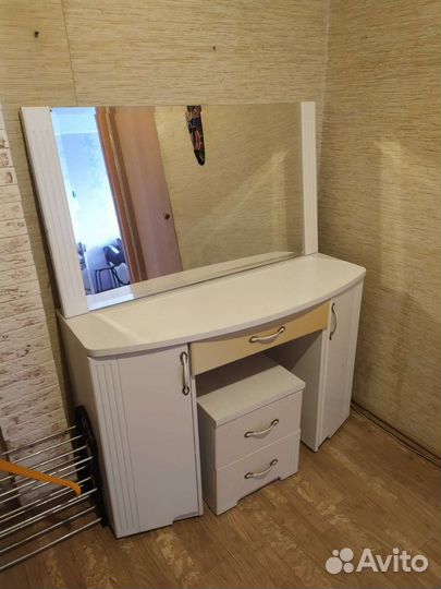 Туалетный столик с зеркалом белый