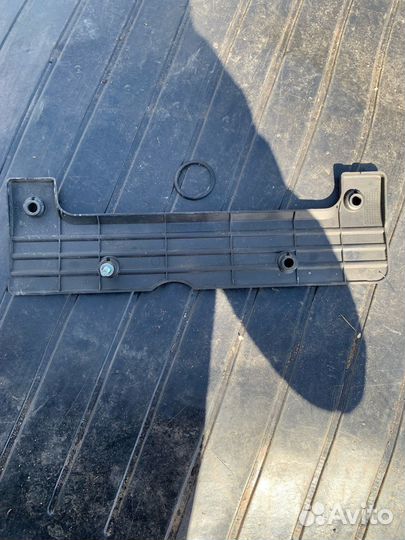 Крышка на двигатель