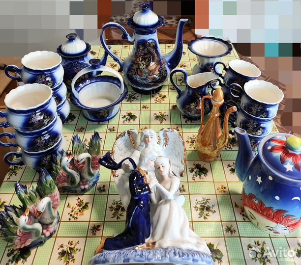 Сервиз и статуэтки