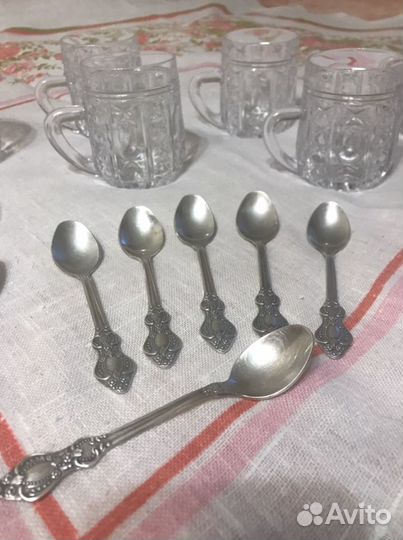Хрустальные бокалы, мельхиоровые ложки