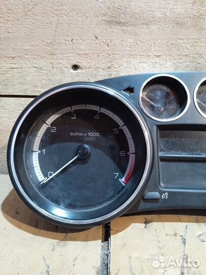 Щиток приборов Peugeot 408