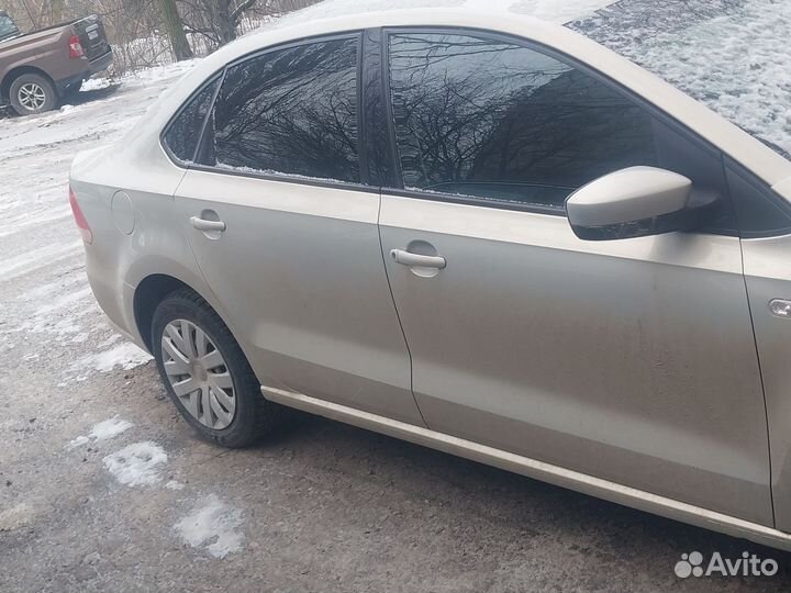 Volkswagen Polo 1.6 AT, 2012, битый, 88 000 км