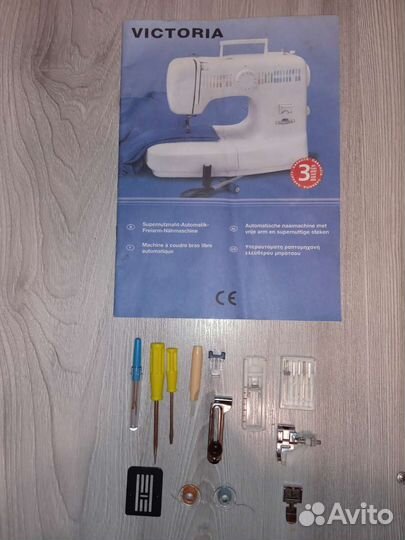 Швейная машина Victoria с чехлом-сумкой