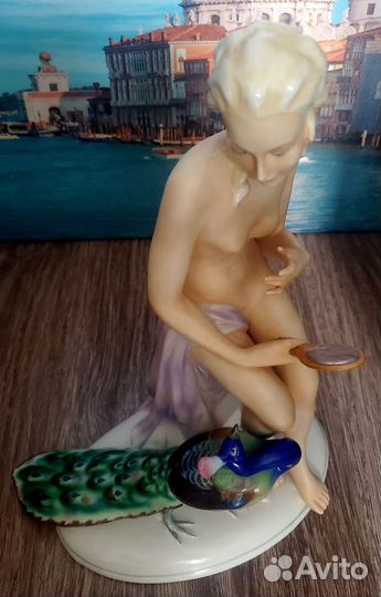 Фарфоровая статуэтка Обнаженная девушка с павлином