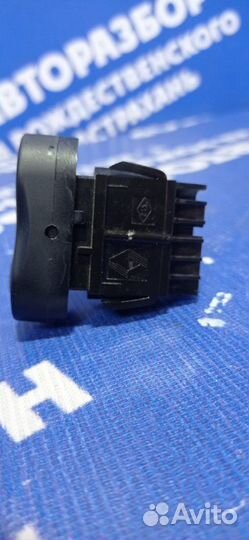 Кнопка центрального замка Renault Megane 3 хэтчбек