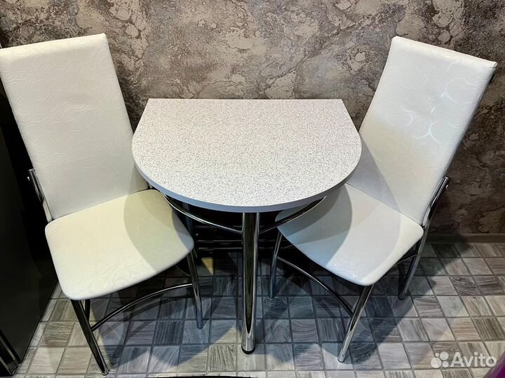 Угловой диван, стол кухонный и стулья