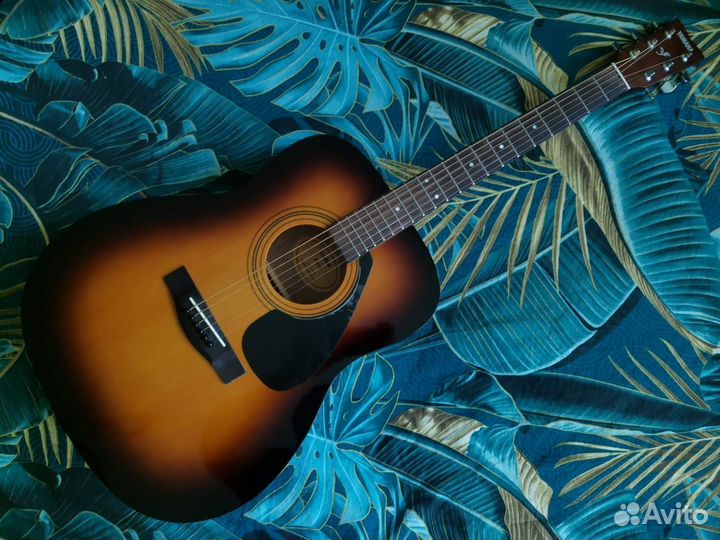 Электрогитара новая с чехлом и аксессуарами