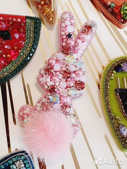 Брошь ручной работы из бисера зайчик