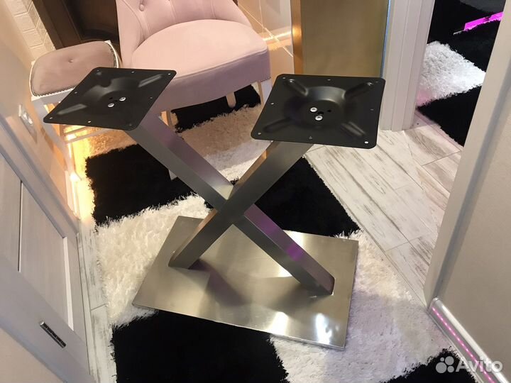 Подстолье из нержавеющей стали очень красиво