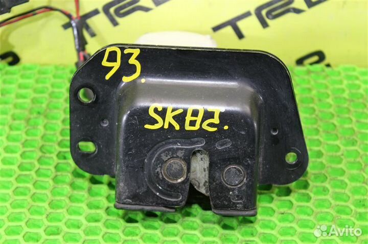 Замок багажника задний Mazda Bongo SK82MN F8