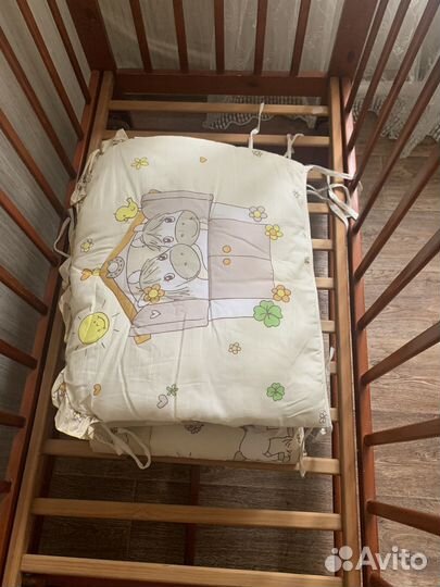 Детская кроватка с маятником