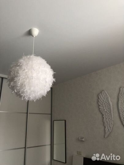 Люстра из перьев