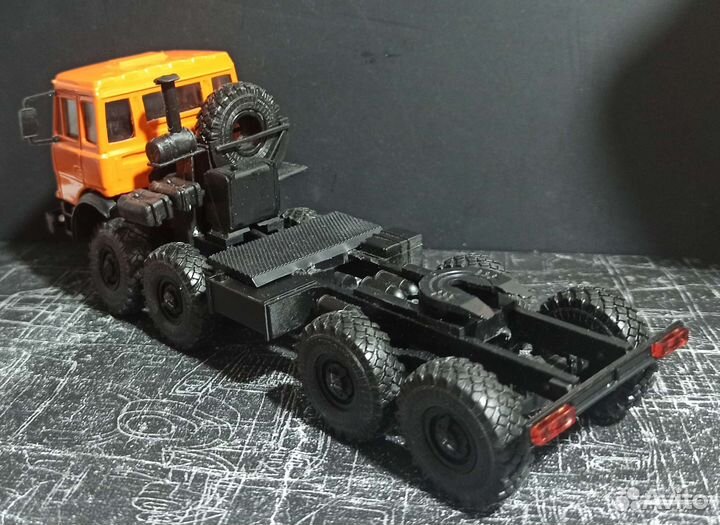 Урал-5423 седельный тягач - оранжевый и з/ч 1/43