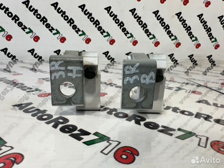 Петля двери задняя правая Volkswagen Polo 5