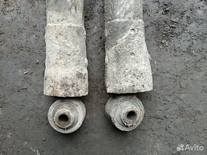 Задние амортизаторы Toyota RAV4 AT 4wd